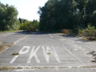 Fahrbahnmarkierungen der ehemaligen Grenzübergangsstelle